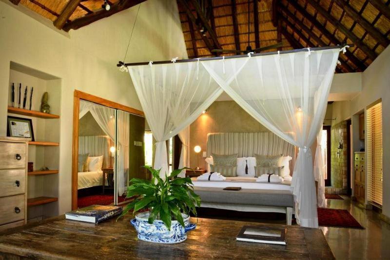 Khaya Ndlovu Safari Manor Villa Hoedspruit Room photo
